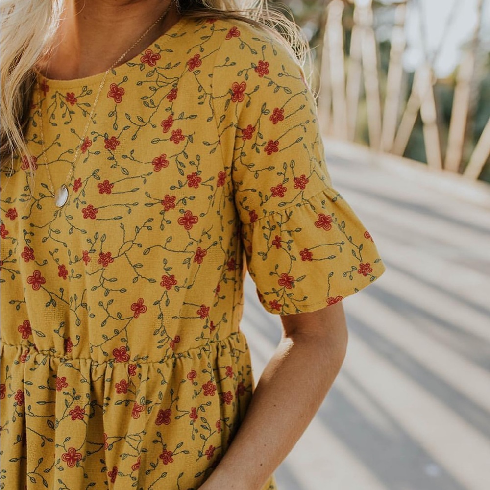 Cutesy sleeves and fun floral